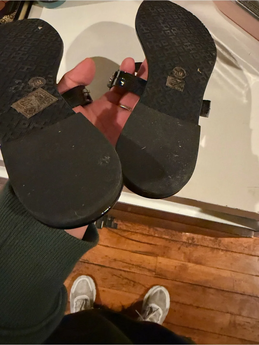 Black Logo Medallion Thong Sandals - Women Tory and Burch - Picture 5 of 7